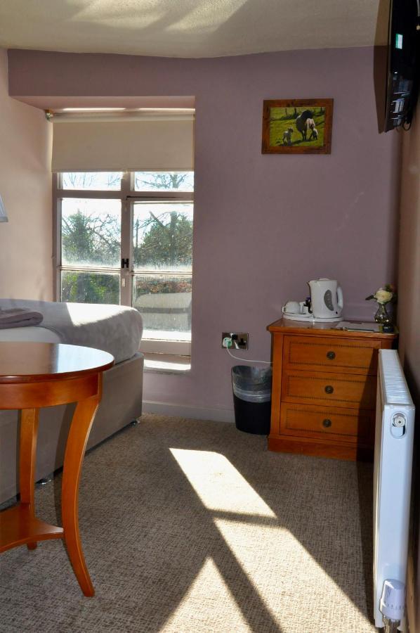The Hollybush Inn And B&B Priors Marston Екстериор снимка