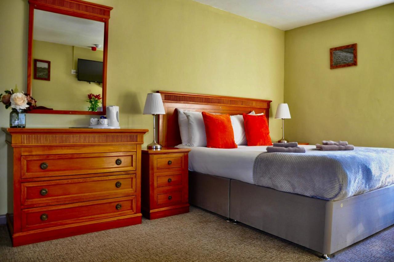 The Hollybush Inn And B&B Priors Marston Екстериор снимка