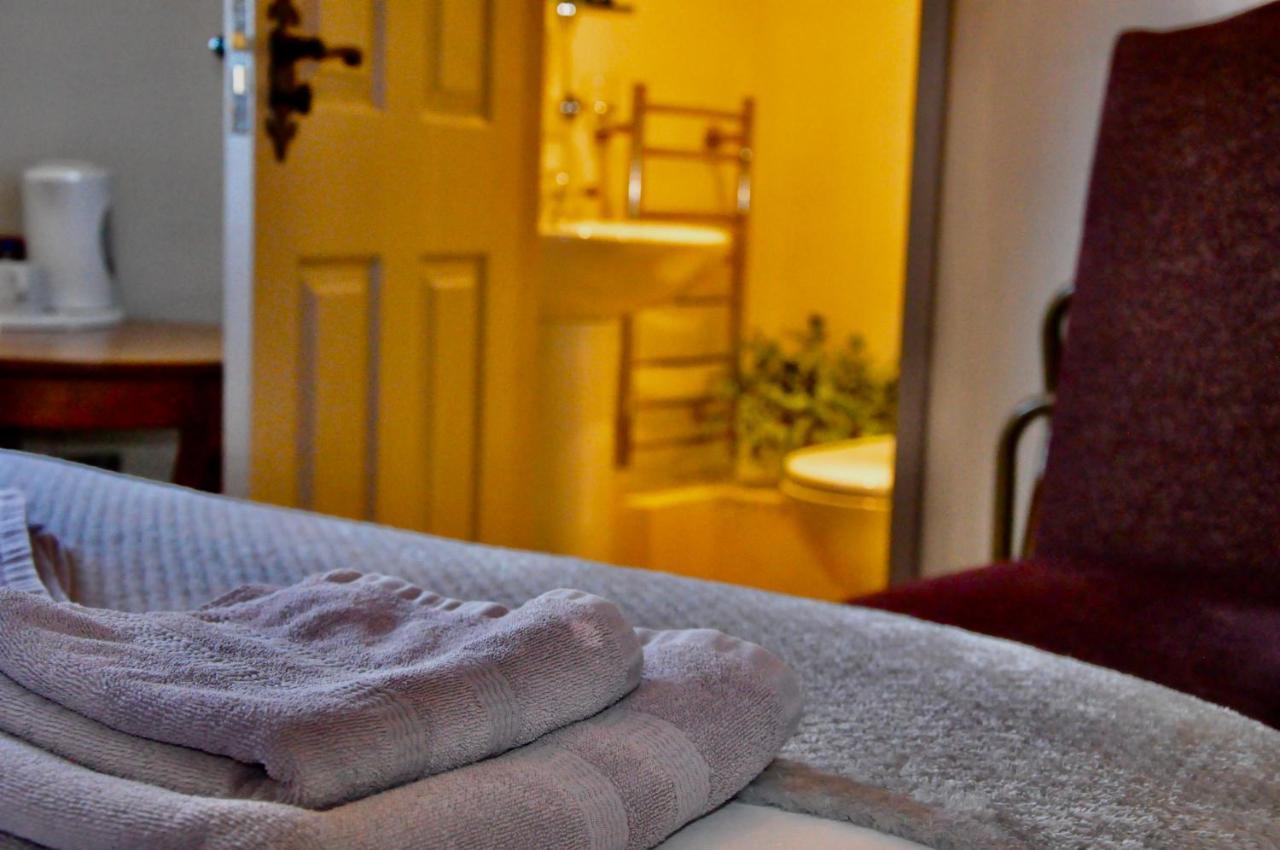 The Hollybush Inn And B&B Priors Marston Екстериор снимка