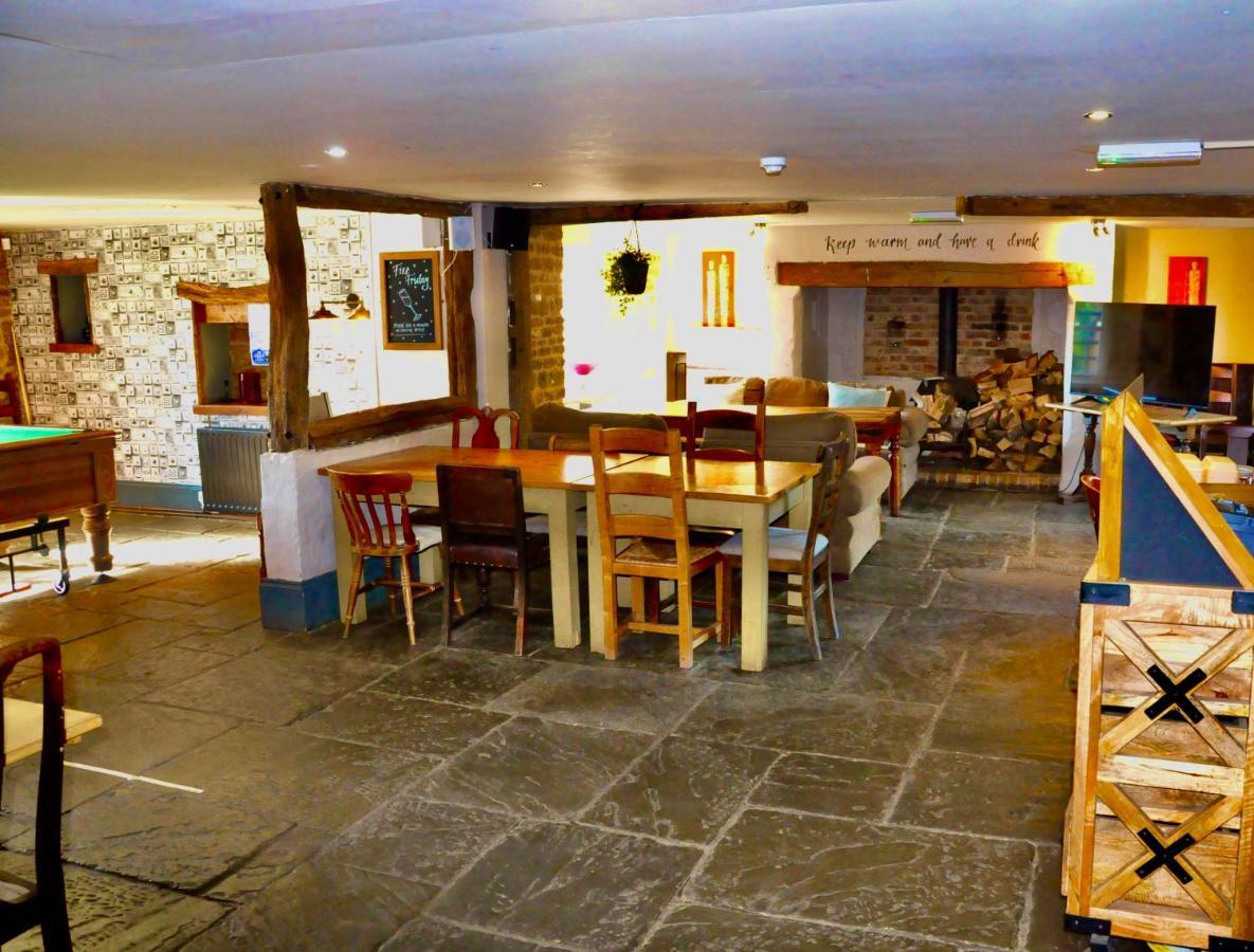 The Hollybush Inn And B&B Priors Marston Екстериор снимка