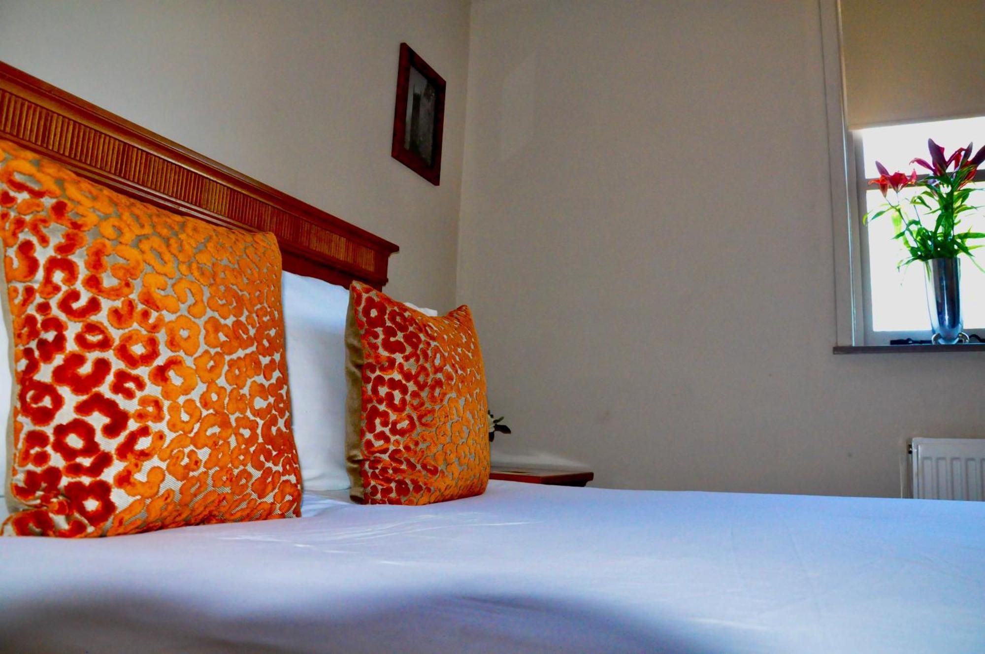 The Hollybush Inn And B&B Priors Marston Екстериор снимка