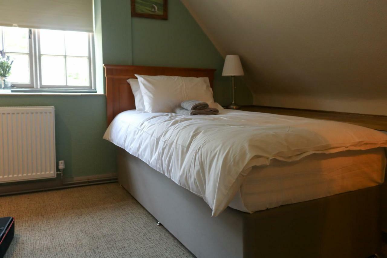 The Hollybush Inn And B&B Priors Marston Екстериор снимка